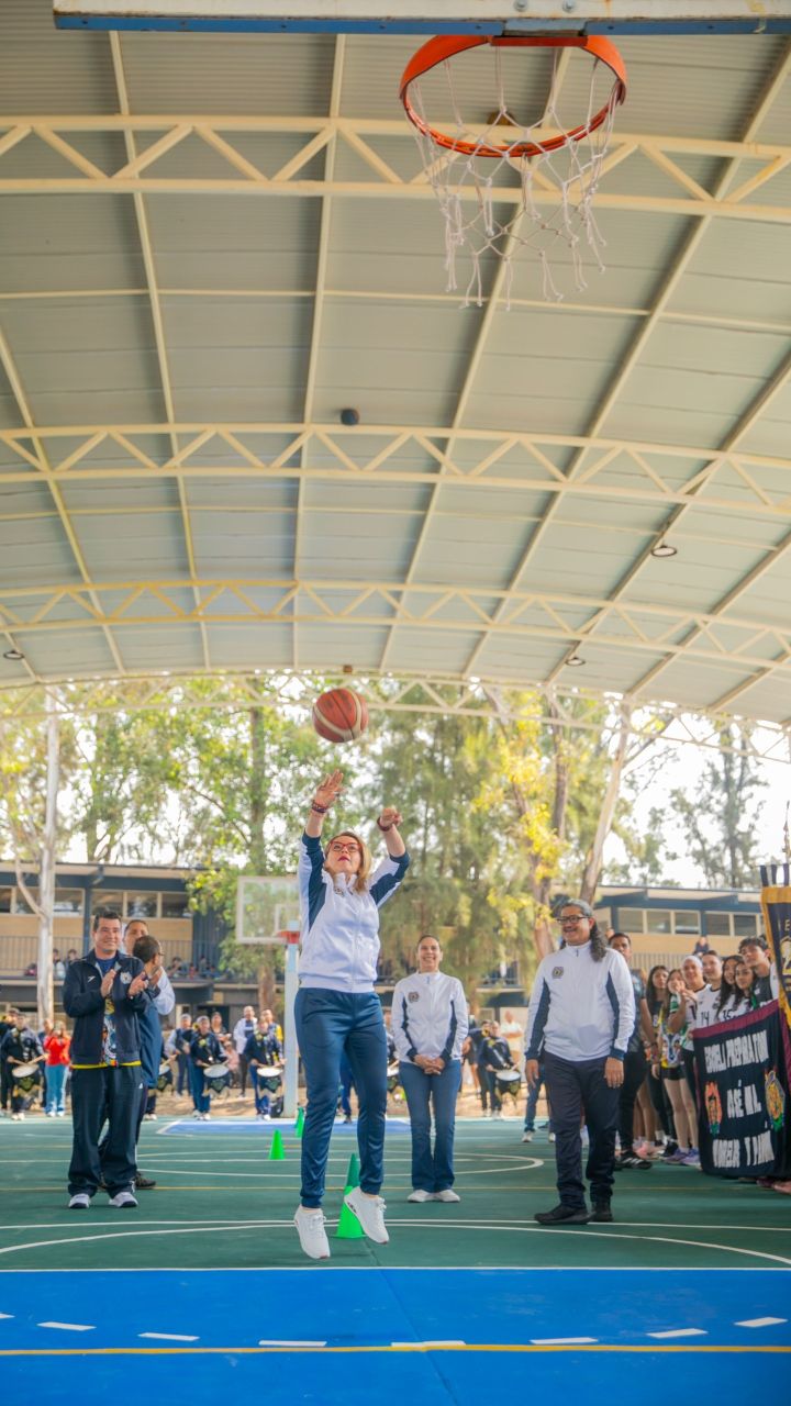 La rectora Yarabí Ávila González ejecutó el tiro inicial en el tablero de básquetbol, acto que simboliza la apertura de las jornadas de competencia y convivencia estudiantil. La rectora Yarabí Ávila González ejecutó el tiro inicial en el tablero de básquetbol, acto que simboliza la apertura de las jornadas de competencia y convivencia estudiantil.