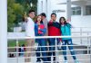 Más de 57 mil estudiantes regresan a la UMSNH Jóvenes nicolaitas con material académico en mano, durante un receso entre clases en las instalaciones universitarias.
