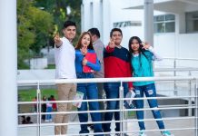 Más de 57 mil estudiantes regresan a la UMSNH Jóvenes nicolaitas con material académico en mano, durante un receso entre clases en las instalaciones universitarias.