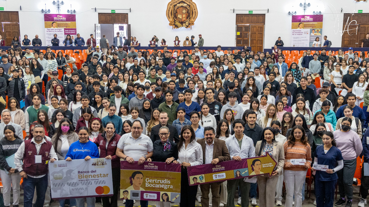 Estudiantes y autoridades universitarias asistieron a la presentación de la Beca Gertrudis Bocanegra, enfocada en apoyar traslados escolares. Estudiantes y autoridades universitarias asistieron a la presentación de la Beca Gertrudis Bocanegra, enfocada en apoyar traslados escolares.