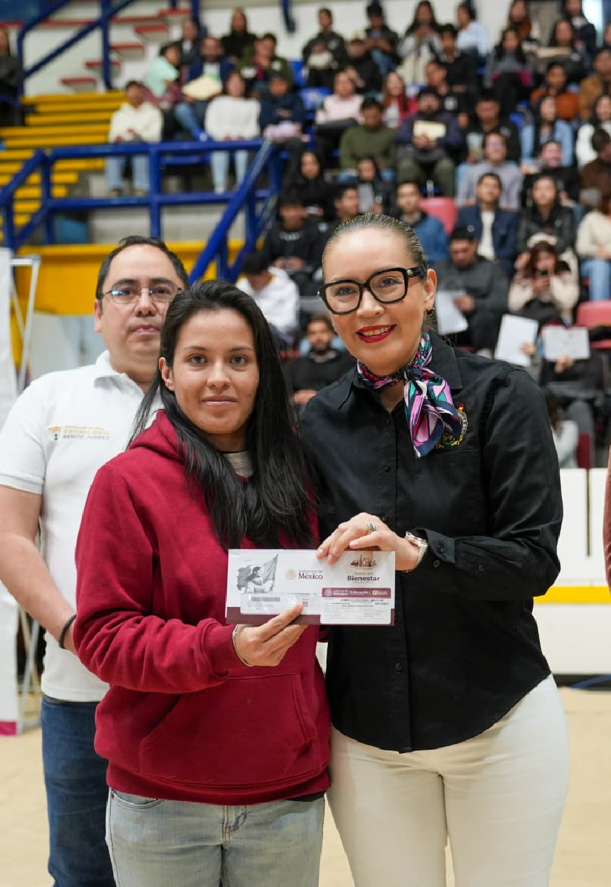 La rectora Yarabí Ávila González acompañó la entrega simbólica de la Beca Gertrudis Bocanegra a una estudiante nicolaita. La rectora Yarabí Ávila González acompañó la entrega simbólica de la Beca Gertrudis Bocanegra a una estudiante nicolaita.