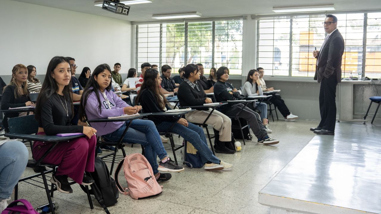 Personal académico de la UMSNH en el ejercicio de su trabajo docente frente a grupo. La convocatoria de promoción 2026 reconoce la trayectoria y carga horaria de los profesores como criterios centrales para el ascenso de categoría. Personal académico de la UMSNH en el ejercicio de su trabajo docente frente a grupo. La convocatoria de promoción 2026 reconoce la trayectoria y carga horaria de los profesores como criterios centrales para el ascenso de categoría.
