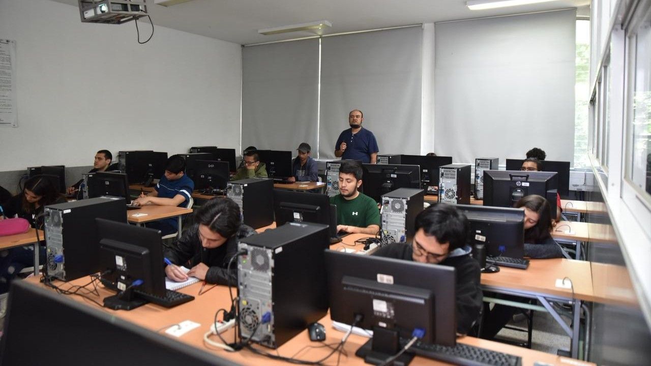 Un profesor de la UMSNH imparte clase en laboratorio de cómputo. Los Profesores e Investigadores de Tiempo Completo deben acreditar una carga mínima de 20 horas semanales para participar en la convocatoria de promoción 2026. Un profesor de la UMSNH imparte clase en laboratorio de cómputo. Los Profesores e Investigadores de Tiempo Completo deben acreditar una carga mínima de 20 horas semanales para participar en la convocatoria de promoción 2026.