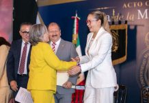 Yarabí Ávila: quienes buscan cerrar la UMSNH han fracasado La rectora Yarabí Ávila González saludó y reconoció personalmente a las profesoras y profesores galardonados durante la ceremonia del Día de la Maestra y el Maestro en la Universidad Michoacana de San Nicolás de Hidalgo.
