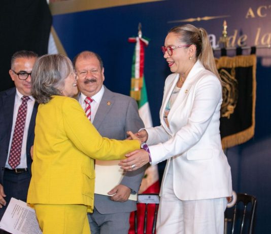 Yarabí Ávila: quienes buscan cerrar la UMSNH han fracasado La rectora Yarabí Ávila González saludó y reconoció personalmente a las profesoras y profesores galardonados durante la ceremonia del Día de la Maestra y el Maestro en la Universidad Michoacana de San Nicolás de Hidalgo.