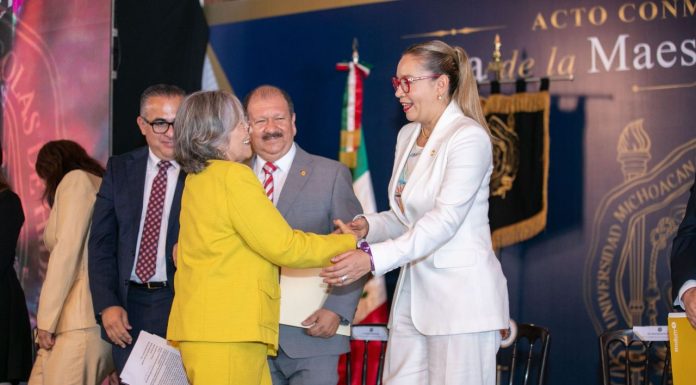 Yarabí Ávila: quienes buscan cerrar la UMSNH han fracasado La rectora Yarabí Ávila González saludó y reconoció personalmente a las profesoras y profesores galardonados durante la ceremonia del Día de la Maestra y el Maestro en la Universidad Michoacana de San Nicolás de Hidalgo.
