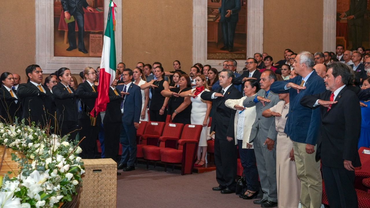 Con el brazo extendido en señal de compromiso y ante la mirada de la comunidad académica reunida, los 30 docentes distinguidos con el Legado Nicolaita 2026 reafirman su vocación de servicio a la Universidad Michoacana de San Nicolás de Hidalgo; los murales históricos del recinto enmarcan un momento que une pasado y presente de la tradición nicolaita. Con el brazo extendido en señal de compromiso y ante la mirada de la comunidad académica reunida, los 30 docentes distinguidos con el Legado Nicolaita 2026 reafirman su vocación de servicio a la Universidad Michoacana de San Nicolás de Hidalgo; los murales históricos del recinto enmarcan un momento que une pasado y presente de la tradición nicolaita.