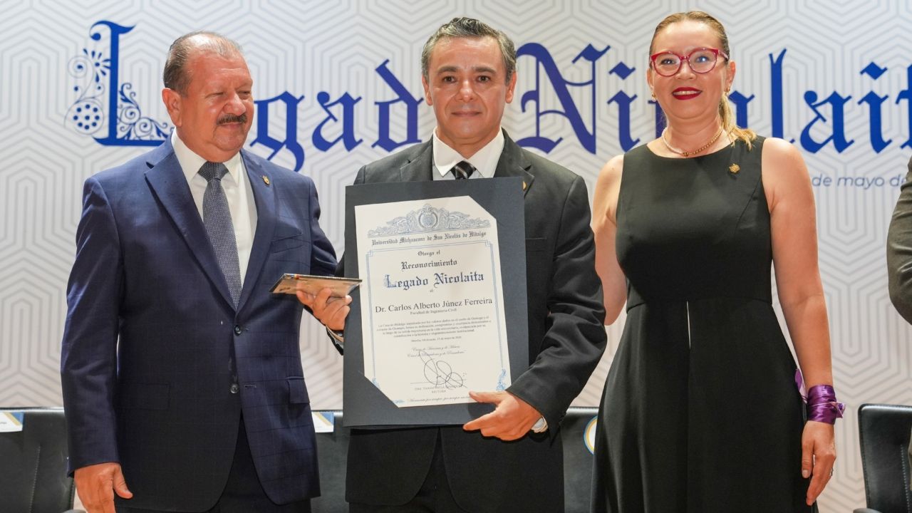 El Dr. Carlos Alberto Júnez Ferreira, de la Facultad de Ingeniería Civil de la UMSNH, posa con su diploma del Reconocimiento Legado Nicolaita 2026 flanqueado por autoridades universitarias; el galardón reconoce su dedicación, compromiso y contribución a la historia y al crecimiento institucional de la Universidad Michoacana. El Dr. Carlos Alberto Júnez Ferreira, de la Facultad de Ingeniería Civil de la UMSNH, posa con su diploma del Reconocimiento Legado Nicolaita 2026 flanqueado por autoridades universitarias; el galardón reconoce su dedicación, compromiso y contribución a la historia y al crecimiento institucional de la Universidad Michoacana.