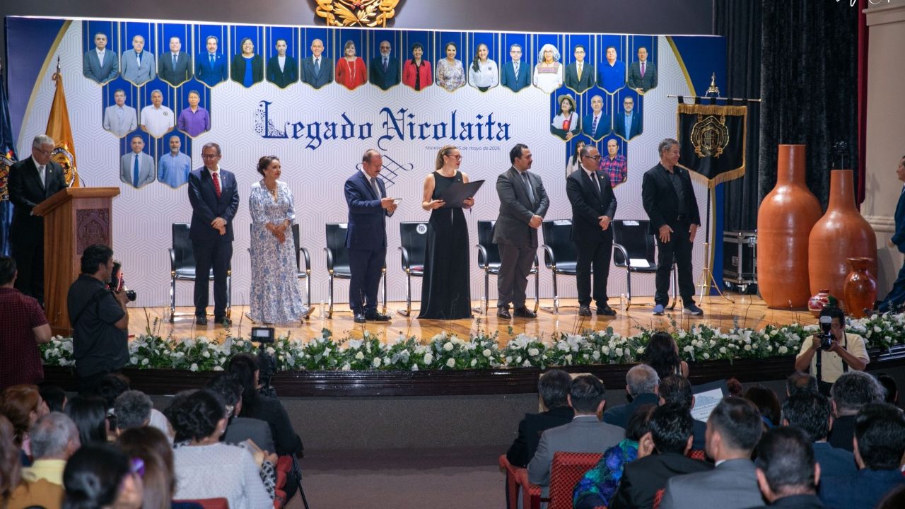 El escenario del Legado Nicolaita 2026 resume en una imagen el espíritu del reconocimiento: la rectora Yarabí Ávila González y las autoridades de la UMSNH frente a la comunidad académica, con los retratos de los 30 docentes distinguidos como telón de fondo, en una ceremonia que reafirma el valor del profesorado como pilar de la institución nicolaita. El escenario del Legado Nicolaita 2026 resume en una imagen el espíritu del reconocimiento: la rectora Yarabí Ávila González y las autoridades de la UMSNH frente a la comunidad académica, con los retratos de los 30 docentes distinguidos como telón de fondo, en una ceremonia que reafirma el valor del profesorado como pilar de la institución nicolaita.