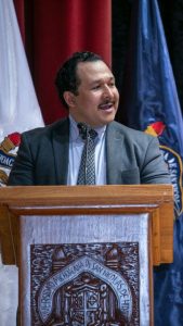 Desde el podio institucional de la UMSNH, el Dr. Erik Avilés Martínez, dirige su intervención durante la ceremonia del Reconocimiento Legado Nicolaita 2026; el acto, celebrado el 16 de mayo de 2026 en Morelia, reunió a la comunidad académica para destacar la autonomía universitaria, la libertad de cátedra y el financiamiento suficiente como pilares del desarrollo educativo en Michoacán. Desde el podio institucional de la UMSNH, el Dr. Erik Avilés Martínez, dirige su intervención durante la ceremonia del Reconocimiento Legado Nicolaita 2026; el acto, celebrado el 16 de mayo de 2026 en Morelia, reunió a la comunidad académica para destacar la autonomía universitaria, la libertad de cátedra y el financiamiento suficiente como pilares del desarrollo educativo en Michoacán.
