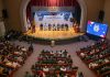 Defienden autonomía universitaria de la UMSNH en entrega de legado nicolaita Vista panorámica de la ceremonia del Reconocimiento Legado Nicolaita 2026 en el auditorio universitario de la UMSNH; el recinto, completamente lleno, fue escenario del homenaje a 30 docentes distinguidos por su trayectoria, en un acto encabezado por la rectora Yarabí Ávila González el 16 de mayo de 2026 en Morelia, Michoacán.