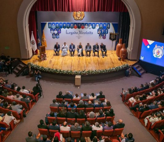Defienden autonomía universitaria de la UMSNH en entrega de legado nicolaita Vista panorámica de la ceremonia del Reconocimiento Legado Nicolaita 2026 en el auditorio universitario de la UMSNH; el recinto, completamente lleno, fue escenario del homenaje a 30 docentes distinguidos por su trayectoria, en un acto encabezado por la rectora Yarabí Ávila González el 16 de mayo de 2026 en Morelia, Michoacán.