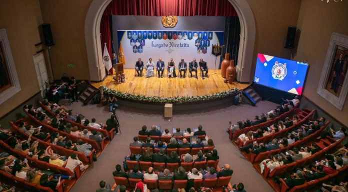 Defienden autonomía universitaria de la UMSNH en entrega de legado nicolaita Vista panorámica de la ceremonia del Reconocimiento Legado Nicolaita 2026 en el auditorio universitario de la UMSNH; el recinto, completamente lleno, fue escenario del homenaje a 30 docentes distinguidos por su trayectoria, en un acto encabezado por la rectora Yarabí Ávila González el 16 de mayo de 2026 en Morelia, Michoacán.