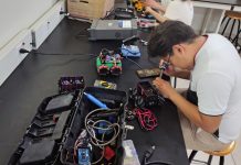 Estudiantes de la UMSNH compiten en robótica rumbo a la Copa FutBot MX 2026 Un estudiante nicolaita trabaja en el ensamble y soldadura de los componentes electrónicos de su robot futbolista en los laboratorios de la UMSNH, en la fase de preparación previa a la Copa FutBot MX 2026, competencia nacional impulsada por la SECIHTI.