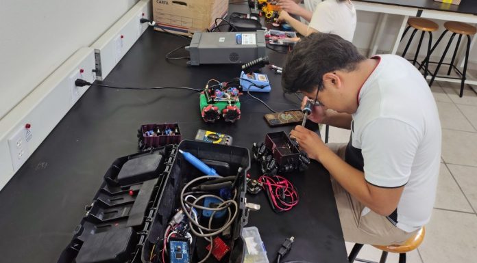 Estudiantes de la UMSNH compiten en robótica rumbo a la Copa FutBot MX 2026 Un estudiante nicolaita trabaja en el ensamble y soldadura de los componentes electrónicos de su robot futbolista en los laboratorios de la UMSNH, en la fase de preparación previa a la Copa FutBot MX 2026, competencia nacional impulsada por la SECIHTI.
