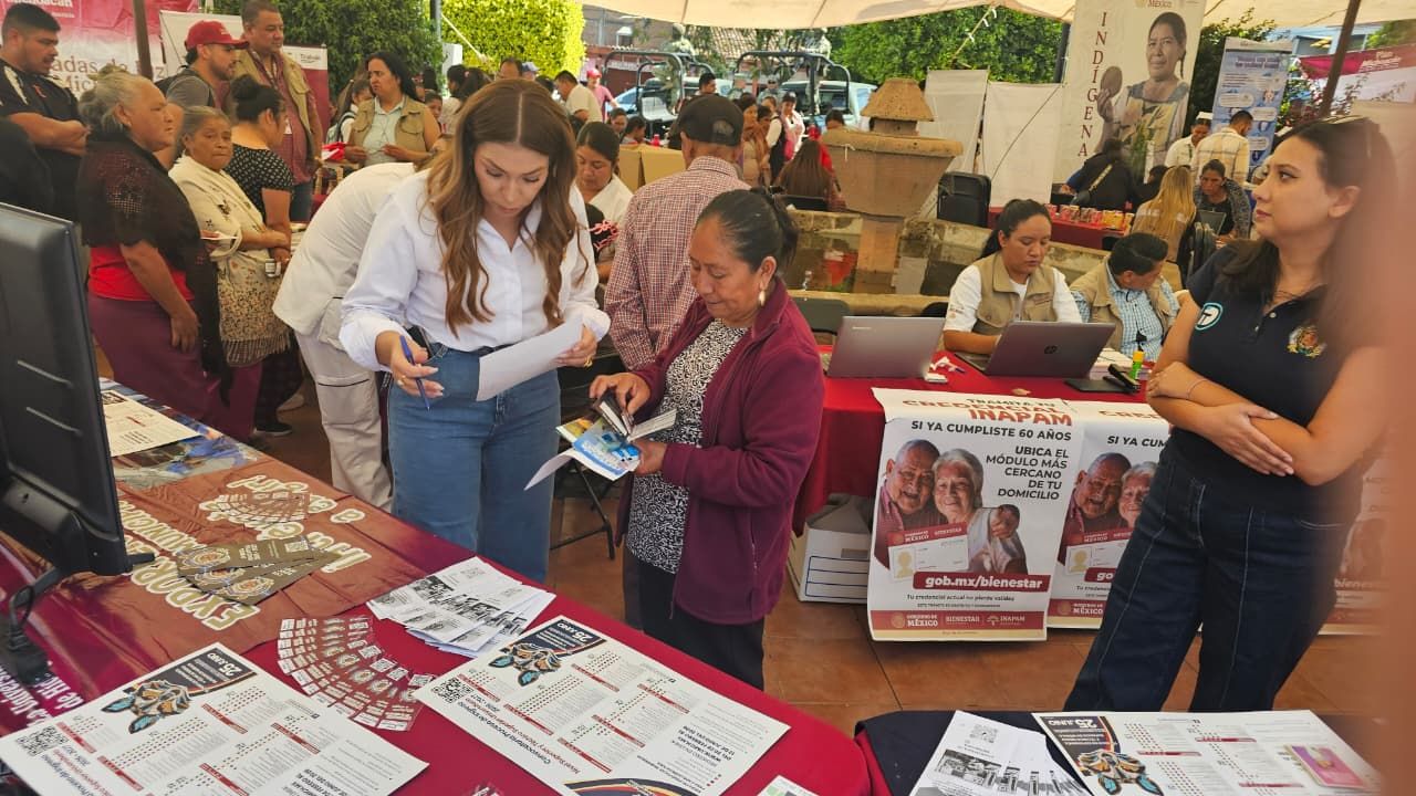 A través del programa "ExpOrienta en tu municipio", la UMSNH llevó información sobre sus licenciaturas y oportunidades de formación profesional directamente a los pobladores de Opopeo, acercando la universidad pública a quienes más la necesitan. A través del programa "ExpOrienta en tu municipio", la UMSNH llevó información sobre sus licenciaturas y oportunidades de formación profesional directamente a los pobladores de Opopeo, acercando la universidad pública a quienes más la necesitan.