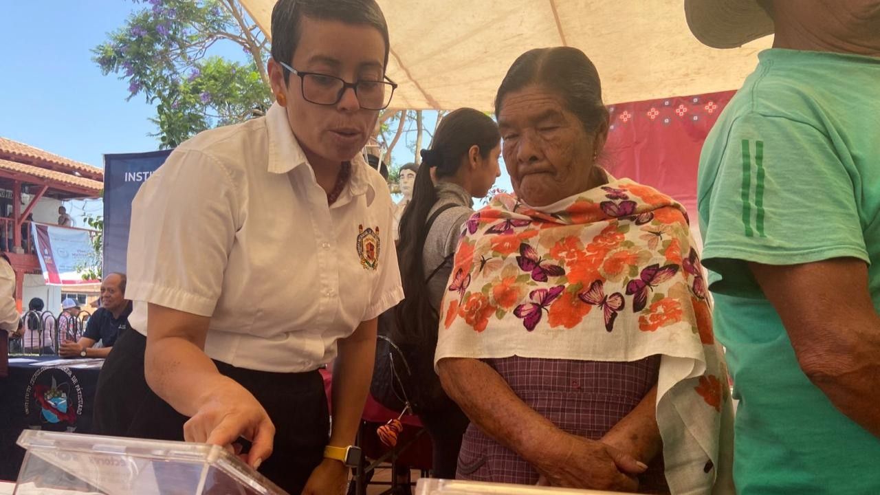 La presencia de la UMSNH en Opopeo trascendió el ámbito juvenil: adultos mayores de la comunidad purépecha también se acercaron a los stands universitarios para conocer las actividades y servicios que la institución ofrece a la sociedad michoacana. La presencia de la UMSNH en Opopeo trascendió el ámbito juvenil: adultos mayores de la comunidad purépecha también se acercaron a los stands universitarios para conocer las actividades y servicios que la institución ofrece a la sociedad michoacana.