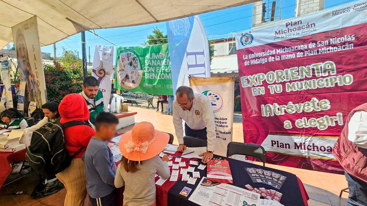 El stand de "ExpOrienta en tu municipio" de la UMSNH, instalado en el marco del Plan Michoacán por la Paz y la Justicia en Opopeo, recibió la visita de jóvenes y familias interesados en conocer la oferta educativa y las oportunidades de formación profesional que brinda la universidad. El stand de "ExpOrienta en tu municipio" de la UMSNH, instalado en el marco del Plan Michoacán por la Paz y la Justicia en Opopeo, recibió la visita de jóvenes y familias interesados en conocer la oferta educativa y las oportunidades de formación profesional que brinda la universidad.