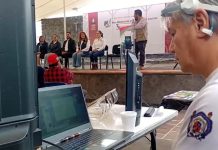 UMSNH lleva Ferias Científicas a Epitacio Huerta Personal de la Coordinación de la Investigación Científica opera equipo y presenta contenidos digitales durante la sesión informativa del evento.
