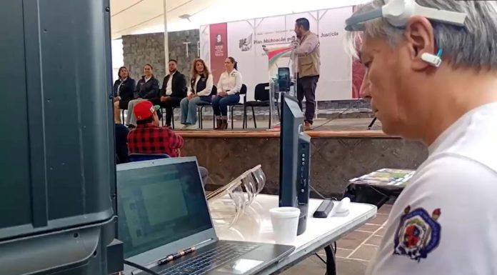 UMSNH lleva Ferias Científicas a Epitacio Huerta Personal de la Coordinación de la Investigación Científica opera equipo y presenta contenidos digitales durante la sesión informativa del evento.