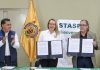 UMSNH y STASPE firman convenio para profesionalizar trabajadores estatales michoacanos La rectora Yarabí Ávila González y el secretario general Antonio Ferreyra Piñón muestran el convenio signado que facilitará el acceso de los trabajadores estatales a programas académicos de la UMSNH.