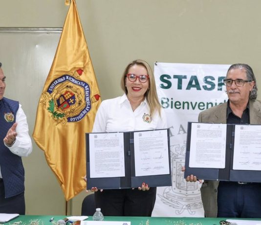 UMSNH y STASPE firman convenio para profesionalizar trabajadores estatales michoacanos La rectora Yarabí Ávila González y el secretario general Antonio Ferreyra Piñón muestran el convenio signado que facilitará el acceso de los trabajadores estatales a programas académicos de la UMSNH.