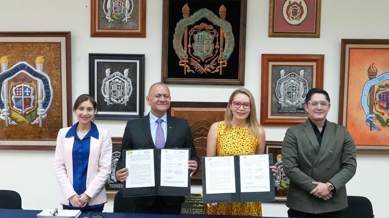 La rectora de la UMSNH, Yarabí Ávila González y el director del IMPLAN, Rubén Flores Muñoz (centro), sostienen las carpetas con el convenio de colaboración recién firmado, flanqueados por miembros de sus equipos de trabajo. La rectora de la UMSNH, Yarabí Ávila González y el director del IMPLAN, Rubén Flores Muñoz (centro), sostienen las carpetas con el convenio de colaboración recién firmado, flanqueados por miembros de sus equipos de trabajo.