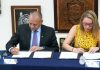 UMSNH e IMPLAN firman convenio por el desarrollo de Morelia Momento exacto en que el director del IMPLAN, Rubén Flores Muñoz, y la rectora de la Universidad Michoacana, Yarabí Ávila González, estampan su rúbrica en el convenio que formaliza la colaboración entre ambas instituciones.
