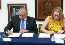 UMSNH e IMPLAN firman convenio por el desarrollo de Morelia Momento exacto en que el director del IMPLAN, Rubén Flores Muñoz, y la rectora de la Universidad Michoacana, Yarabí Ávila González, estampan su rúbrica en el convenio que formaliza la colaboración entre ambas instituciones.