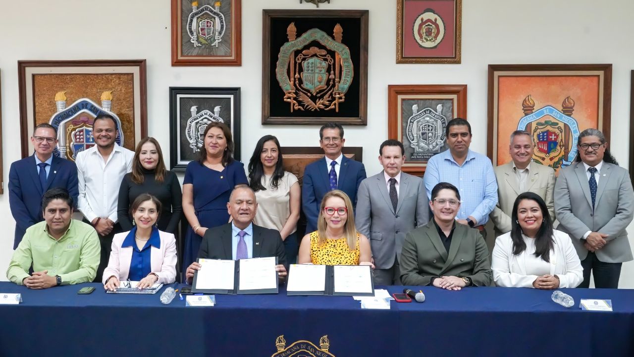 Una toma más amplia que captura la amplitud de la colaboración, mostrando el respaldo de los equipos de trabajo de la UMSNH y el Instituto Municipal de Planeación al nuevo acuerdo de vinculación. Una toma más amplia que captura la amplitud de la colaboración, mostrando el respaldo de los equipos de trabajo de la UMSNH y el Instituto Municipal de Planeación al nuevo acuerdo de vinculación.