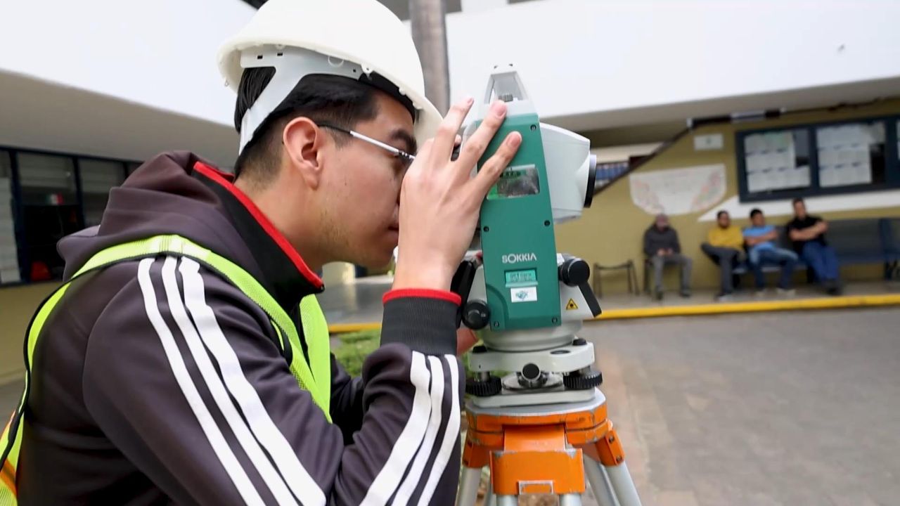 La práctica de campo en Ciudad Universitaria incluye el manejo de instrumentos de medición de alta precisión, esenciales para el perfil profesional del ingeniero civil nicolaita. La práctica de campo en Ciudad Universitaria incluye el manejo de instrumentos de medición de alta precisión, esenciales para el perfil profesional del ingeniero civil nicolaita.