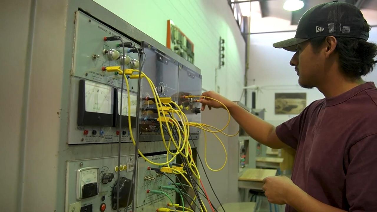 La práctica en laboratorios especializados permite a los estudiantes de ingeniería interactuar con sistemas de control y medición reales para su formación técnica. La práctica en laboratorios especializados permite a los estudiantes de ingeniería interactuar con sistemas de control y medición reales para su formación técnica.