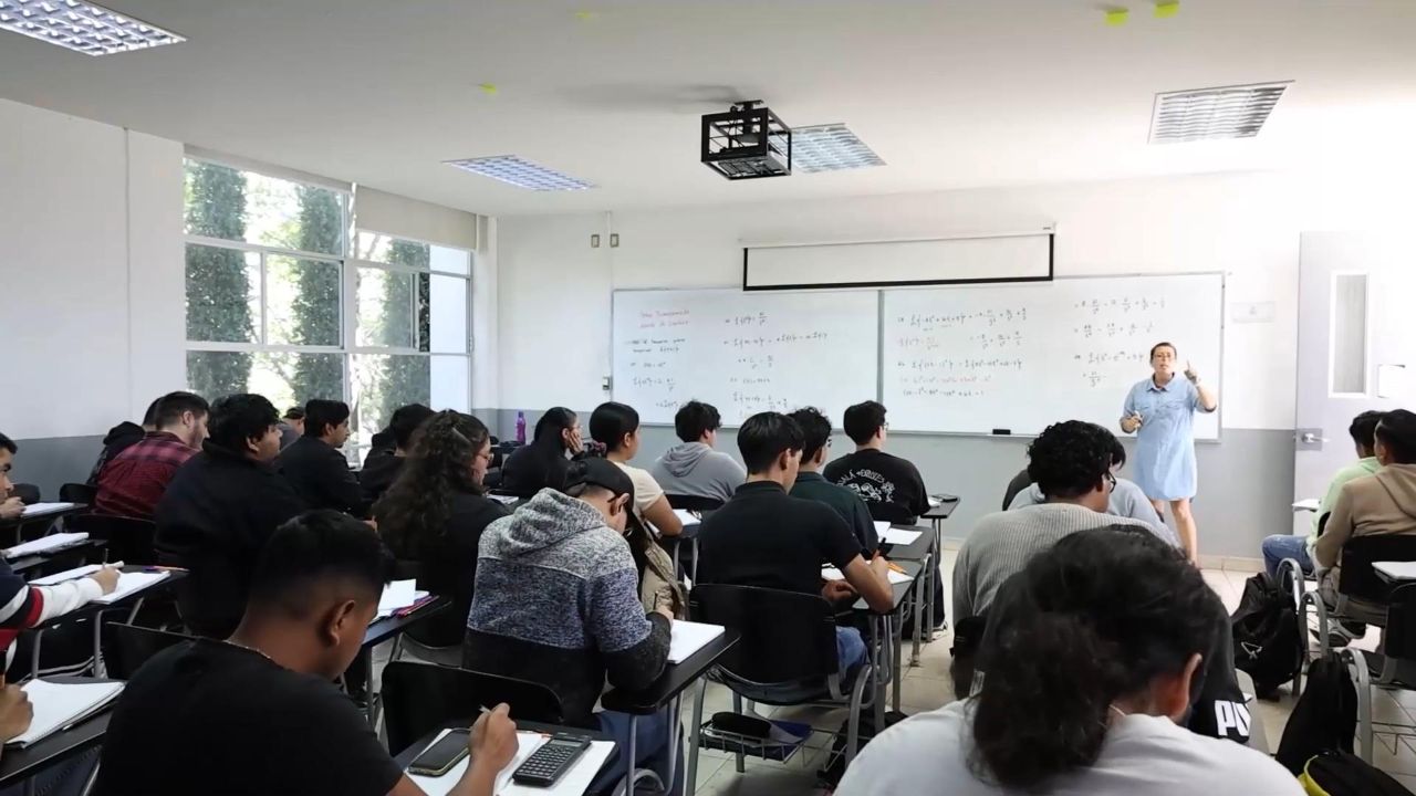 La enseñanza en aula sigue siendo un pilar fundamental en la formación de ingenieros químicos nicolaitas, donde se abordan los fundamentos teóricos esenciales. La enseñanza en aula sigue siendo un pilar fundamental en la formación de ingenieros químicos nicolaitas, donde se abordan los fundamentos teóricos esenciales.