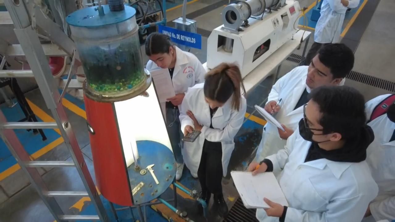 El laboratorio de Ingeniería Química cuenta con equipos especializados como la unidad de Reynolds, donde los alumnos aplican conceptos de mecánica de fluidos. El laboratorio de Ingeniería Química cuenta con equipos especializados como la unidad de Reynolds, donde los alumnos aplican conceptos de mecánica de fluidos.