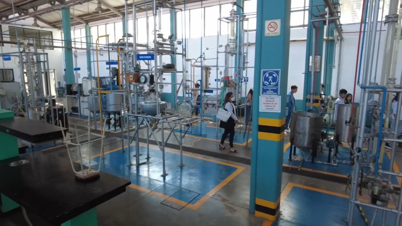 La infraestructura de laboratorios industriales en Ciudad Universitaria ofrece a los alumnos un entorno simulado de plantas de proceso para prácticas especializadas. La infraestructura de laboratorios industriales en Ciudad Universitaria ofrece a los alumnos un entorno simulado de plantas de proceso para prácticas especializadas.