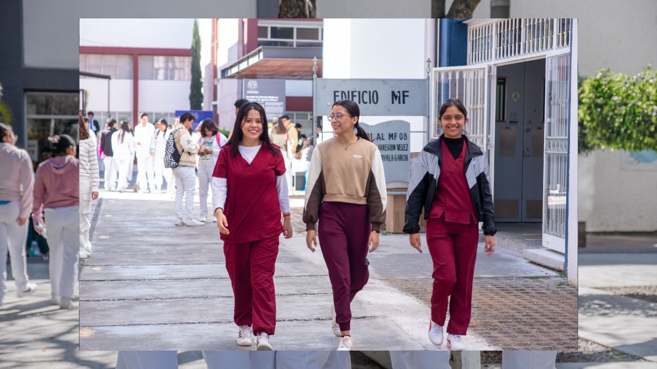 Egresadas de las áreas de la salud caminan por el campus nicolaita, representando a la Generación 2020 convocada por la UMSNH para fortalecer los programas académicos mediante la recolección de sus experiencias profesionales. Egresadas de las áreas de la salud caminan por el campus nicolaita, representando a la Generación 2020 convocada por la UMSNH para fortalecer los programas académicos mediante la recolección de sus experiencias profesionales.