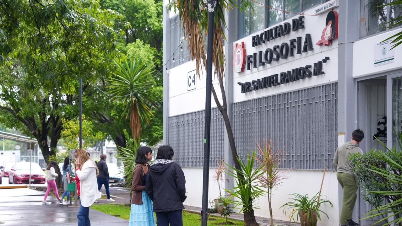 Estudiantes de la Facultad de Filosofía de la UMSNH podrán cursar la licenciatura bajo un modelo flexible, incluyente y organizado por créditos. Estudiantes de la Facultad de Filosofía de la UMSNH podrán cursar la licenciatura bajo un modelo flexible, incluyente y organizado por créditos.