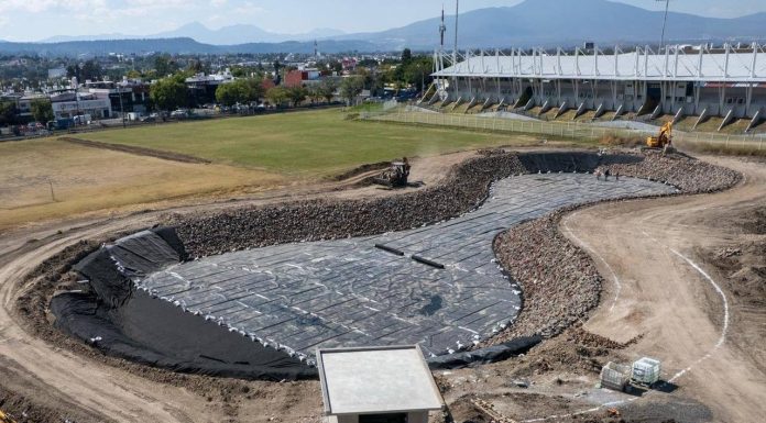 Proyecto hídrico de UMSNH beneficiará a miles; reutilizará agua tratada de FEMSA La construcción del lago artificial en Ciudad Universitaria forma parte de una estrategia institucional para el uso eficiente y sostenible del agua.