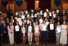 UMSNH consolida liderazgo nacional con 117 egresados de excelencia académica Una representación de los 117 egresados de la Universidad Michoacana posa con sus certificados de excelencia tras la ceremonia oficial encabezada por la rectoría y el gabinete legal.
