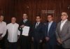 Concluye huelga en la UMSNH; el lunes regresan a clases más de 57 mil estudiantes En las instalaciones del Poder Judicial de Michoacán, el abogado General de la UMSNH, Jesús Alfonso Guerra Cruz, y representantes del Sindicato Único de Empleados de la Universidad Michoacana (SUEUM) suscriben el convenio de revisión contractual y salarial 2026 que puso fin a la huelga y abre el camino al regreso a clases de más de 57 mil estudiantes nicolaitas.