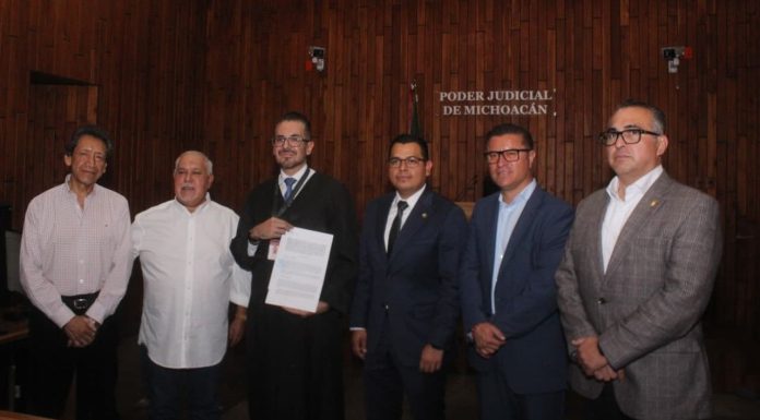 Concluye huelga en la UMSNH; el lunes regresan a clases más de 57 mil estudiantes En las instalaciones del Poder Judicial de Michoacán, el abogado General de la UMSNH, Jesús Alfonso Guerra Cruz, y representantes del Sindicato Único de Empleados de la Universidad Michoacana (SUEUM) suscriben el convenio de revisión contractual y salarial 2026 que puso fin a la huelga y abre el camino al regreso a clases de más de 57 mil estudiantes nicolaitas.