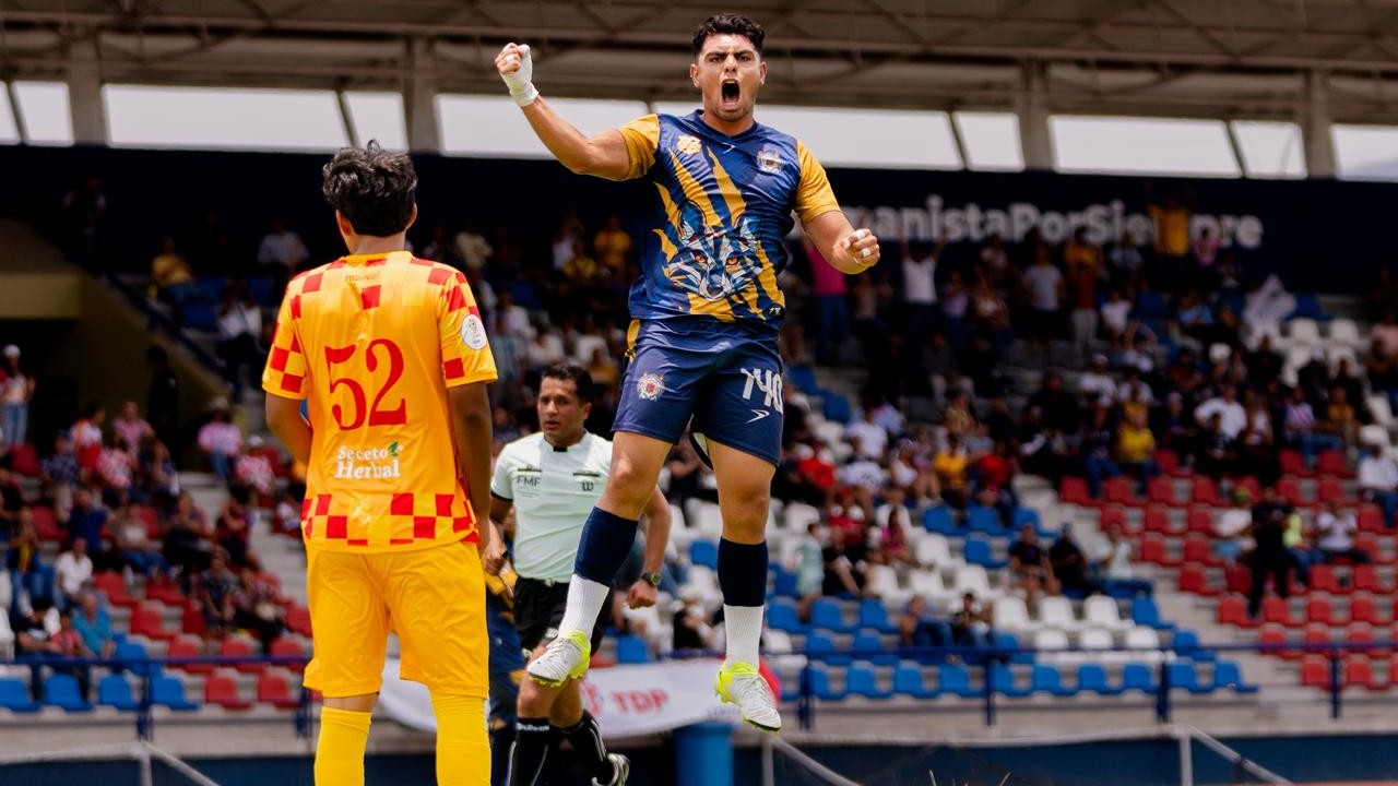 La euforia de un Zorro nicolaita lo dice todo: el Atlético Morelia-UMSNH celebra uno de los goles que selló la clasificación a semifinales de la Liga TDP ante una nutrida afición que llenó el Estadio Universitario Hidalgo para respaldar al equipo de la casa de estudios. La euforia de un Zorro nicolaita lo dice todo: el Atlético Morelia-UMSNH celebra uno de los goles que selló la clasificación a semifinales de la Liga TDP ante una nutrida afición que llenó el Estadio Universitario Hidalgo para respaldar al equipo de la casa de estudios.
