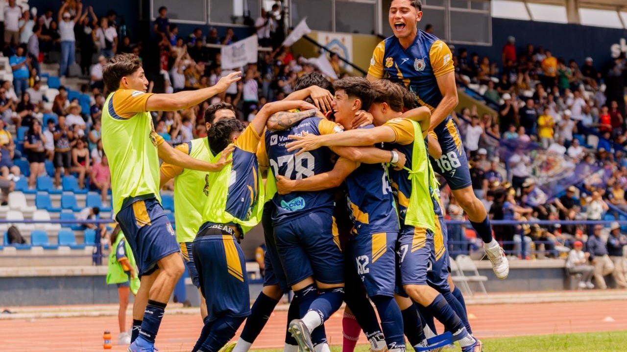 Los Zorros del Atlético Morelia-UMSNH estallan en festejo colectivo tras uno de los goles que sellaron la clasificación a semifinales de la Liga TDP; la afición nicolaita, desbordada en las tribunas del Estadio Universitario Hidalgo, fue parte fundamental del triunfo 2-1 sobre Tecos. Los Zorros del Atlético Morelia-UMSNH estallan en festejo colectivo tras uno de los goles que sellaron la clasificación a semifinales de la Liga TDP; la afición nicolaita, desbordada en las tribunas del Estadio Universitario Hidalgo, fue parte fundamental del triunfo 2-1 sobre Tecos.