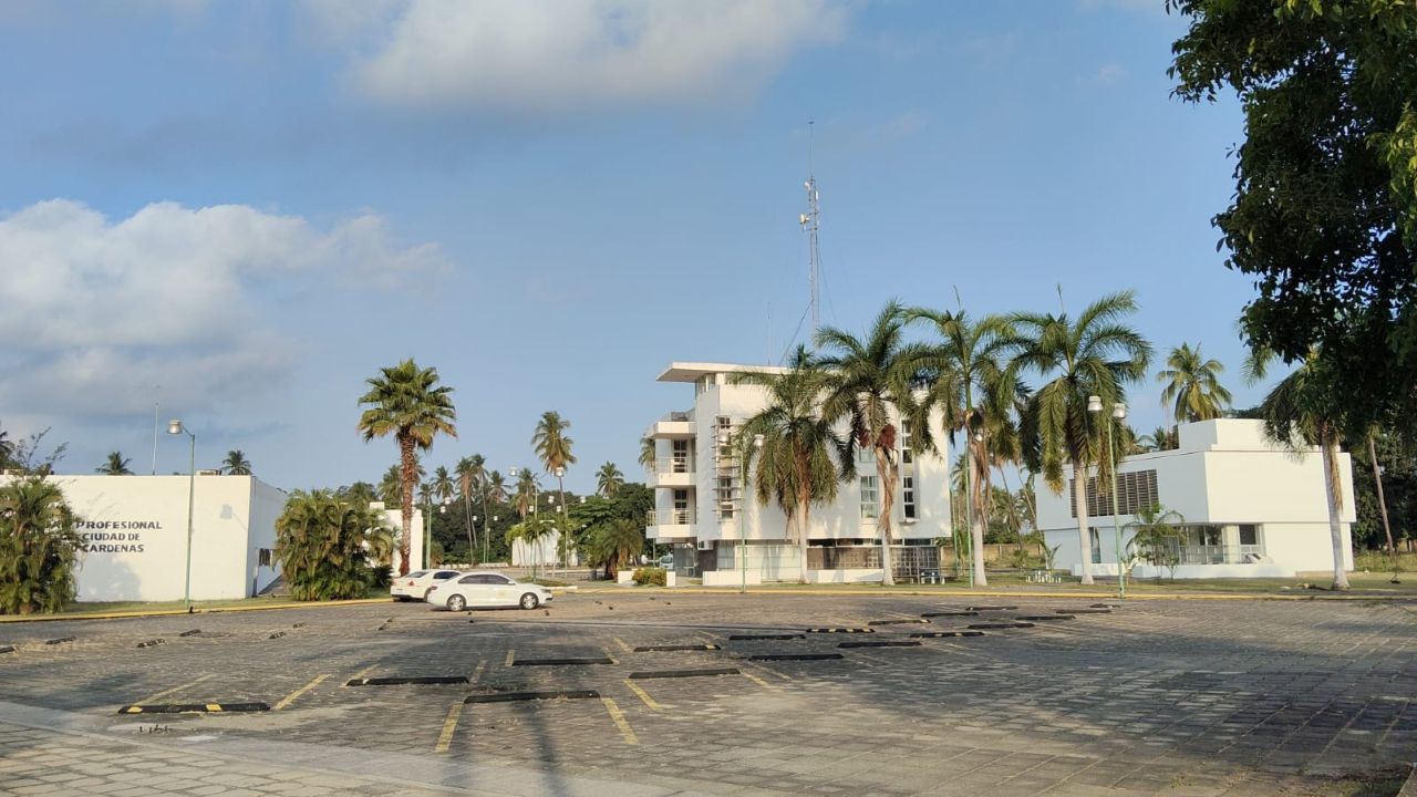 El campus de la UMSNH en Lázaro Cárdenas, ubicado en el principal puerto industrial del Pacífico mexicano, acerca la educación superior a los jóvenes de la costa michoacana con programas pertinentes para el desarrollo económico y jurídico de la región. El campus de la UMSNH en Lázaro Cárdenas, ubicado en el principal puerto industrial del Pacífico mexicano, acerca la educación superior a los jóvenes de la costa michoacana con programas pertinentes para el desarrollo económico y jurídico de la región.