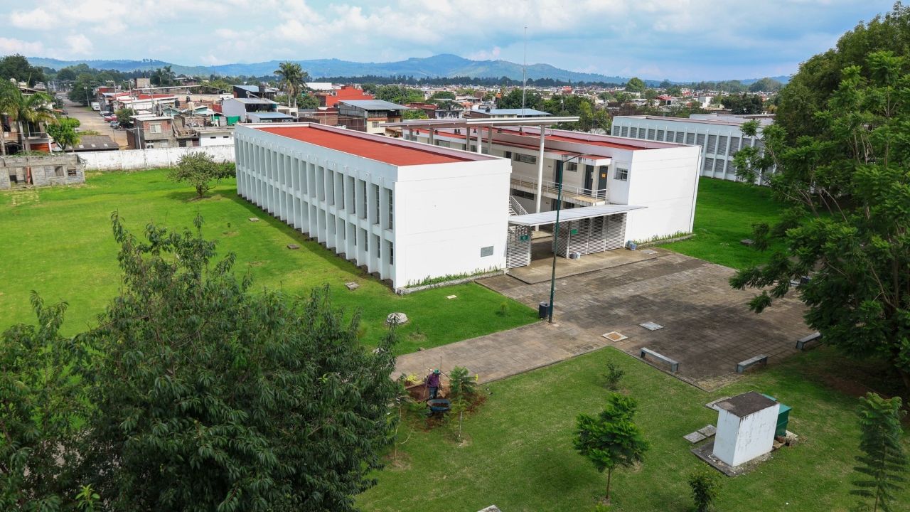 Desde lo alto, el campus uruapense de la UMSNH muestra su infraestructura académica integrada al entorno urbano de la segunda ciudad más poblada de Michoacán, donde los jóvenes pueden formarse sin salir de su región. Desde lo alto, el campus uruapense de la UMSNH muestra su infraestructura académica integrada al entorno urbano de la segunda ciudad más poblada de Michoacán, donde los jóvenes pueden formarse sin salir de su región.