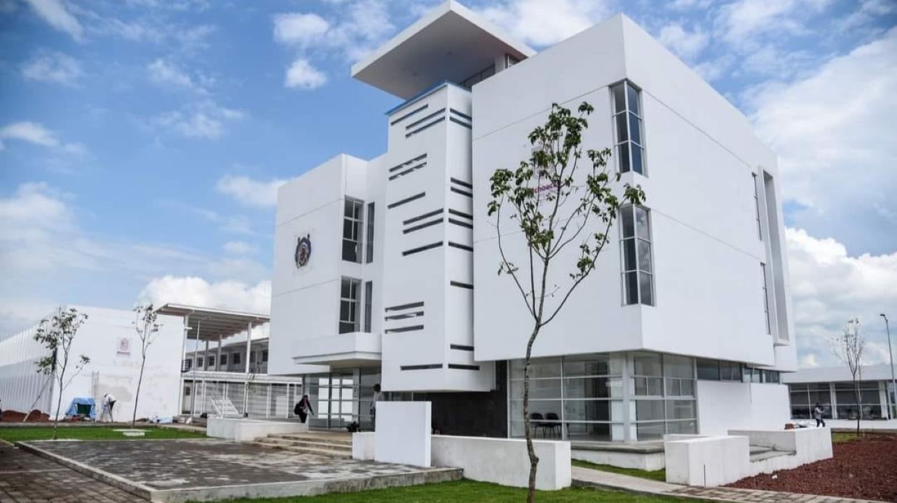 El edificio principal de la Unidad Profesional de la UMSNH en Zamora destaca por su arquitectura contemporánea; en sus aulas se forman profesionistas en Arquitectura, Derecho, Contaduría y Administración para el desarrollo de la región Ciénega. El edificio principal de la Unidad Profesional de la UMSNH en Zamora destaca por su arquitectura contemporánea; en sus aulas se forman profesionistas en Arquitectura, Derecho, Contaduría y Administración para el desarrollo de la región Ciénega.