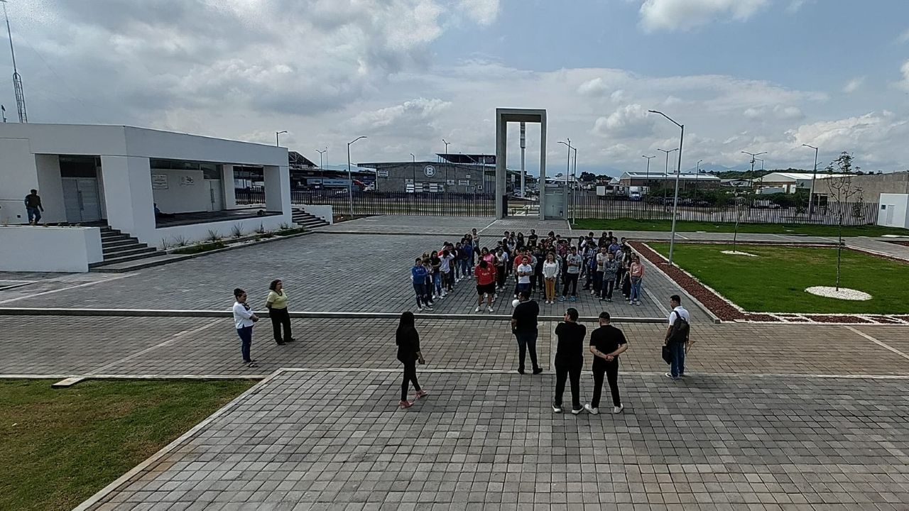 Estudiantes reunidos en la explanada principal de la Unidad Profesional de la UMSNH en Zamora, campus que ofrece las licenciaturas en Arquitectura, Derecho, Contaduría y Administración para los jóvenes de la región Ciénega de Michoacán. Estudiantes reunidos en la explanada principal de la Unidad Profesional de la UMSNH en Zamora, campus que ofrece las licenciaturas en Arquitectura, Derecho, Contaduría y Administración para los jóvenes de la región Ciénega de Michoacán.