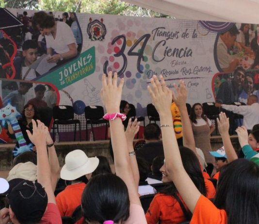 UMSNH recibe a cientos de familias en la 34 edición del Tianguis de la Ciencia El escenario principal de la 34 edición del Tianguis de la Ciencia de la UMSNH, identificada bajo los ejes "Ideas que inspiran, Jóvenes que transforman, Ciencia que conecta", fue epicentro de la participación del público infantil. Con manos en alto y total entusiasmo, niñas y niños michoacanos respondieron a las dinámicas preparadas por la comunidad nicolaita, reafirmando al Tianguis de la Ciencia como el principal escaparate universitario de divulgación científica en México.