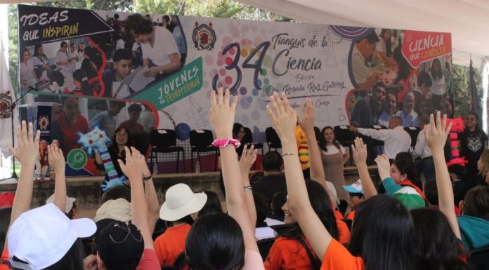 UMSNH recibe a cientos de familias en la 34 edición del Tianguis de la Ciencia El escenario principal de la 34 edición del Tianguis de la Ciencia de la UMSNH, identificada bajo los ejes "Ideas que inspiran, Jóvenes que transforman, Ciencia que conecta", fue epicentro de la participación del público infantil. Con manos en alto y total entusiasmo, niñas y niños michoacanos respondieron a las dinámicas preparadas por la comunidad nicolaita, reafirmando al Tianguis de la Ciencia como el principal escaparate universitario de divulgación científica en México.