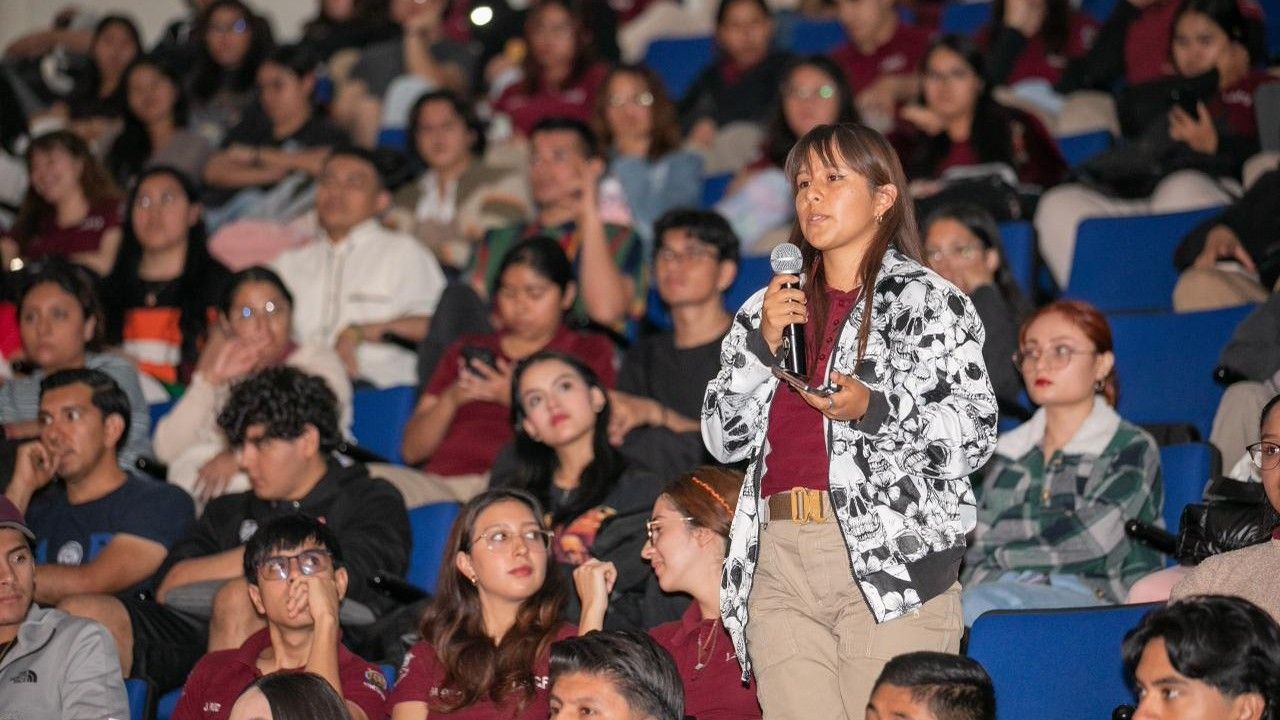 Una estudiante de la UMSNH toma la palabra durante el diálogo abierto con el periodista Fernando Coca Meneses. El formato participativo del encuentro permitió a alumnas y alumnos de distintas licenciaturas interactuar directamente con el autor de "Balas con remitente" y plantear sus perspectivas sobre el problema del tráfico de armas, la violencia y el papel de los jóvenes en la construcción de políticas públicas. Una estudiante de la UMSNH toma la palabra durante el diálogo abierto con el periodista Fernando Coca Meneses. El formato participativo del encuentro permitió a alumnas y alumnos de distintas licenciaturas interactuar directamente con el autor de "Balas con remitente" y plantear sus perspectivas sobre el problema del tráfico de armas, la violencia y el papel de los jóvenes en la construcción de políticas públicas.